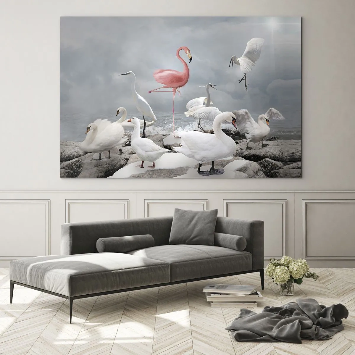 Billede på glas - En lyserød flamingo blandt hvide svaner og hejrer mod vandet - 70x50cm - Hvor kommer jeg fra? - Moderne vægdekoration til stue og soveværelse ARTTOR