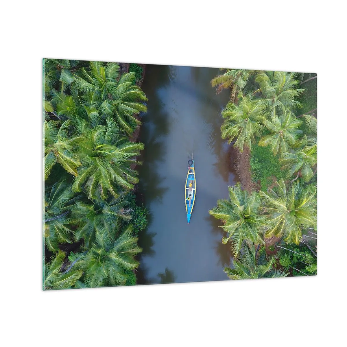 Billede på glas - Fugleperspektiv af en båd, der sejler gennem en kanal blandt tropiske palmer - 70x50cm - På en tropisk sti - Moderne vægdekoration til stue og soveværelse ARTTOR