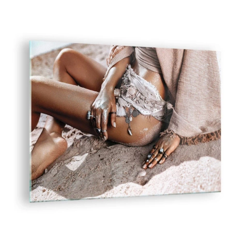 Billede på glas - Kvindelig silhuet på en sandstrand - 70x50cm - Kastet ud af bølgerne? - Moderne vægdekoration til stue og soveværelse ARTTOR
