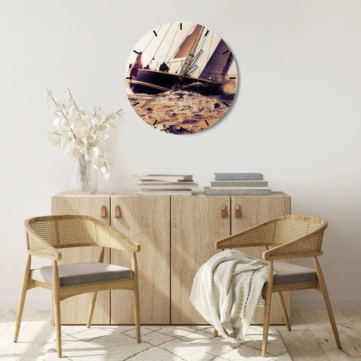 Vægur, Uret - En yacht, der sejler på et stormfuldt hav i solskin - 30x30cm - Sejl, sømand - Moderne vægdekoration til stue, køkken og soveværelse ARTTOR