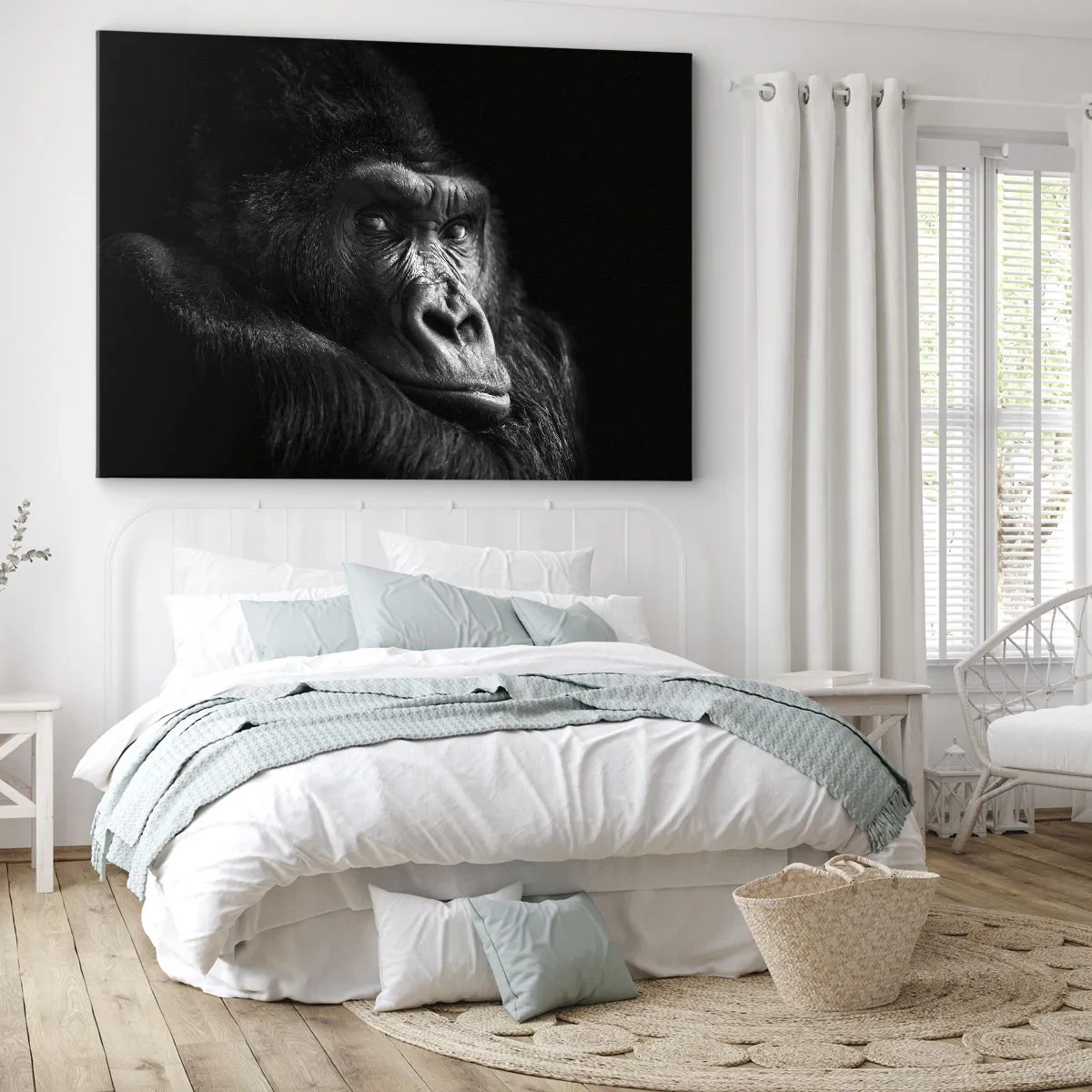 Lærredstryk - Billede på lærred - Sort-hvidt portræt af en majestætisk gorilla - 70x50cm - Og hvad kigger du på? - Moderne vægdekoration til stue og soveværelse ARTTOR