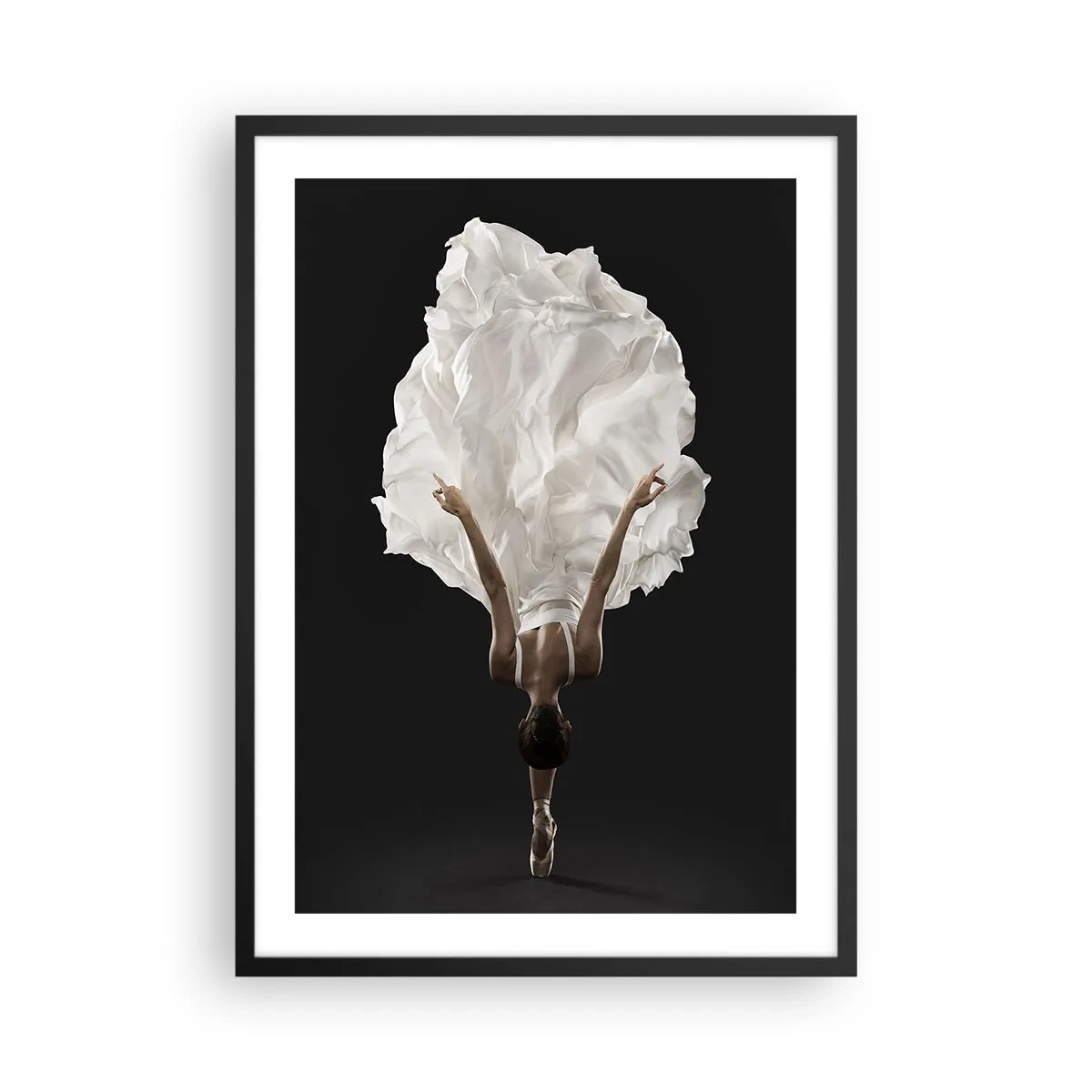 Plakat i sort ramme - En danser i en hvid kjole svæver i luften mod en sort baggrund - 50x70cm - Usædvanlige baner - Moderne vægdekoration til stue og soveværelse ARTTOR