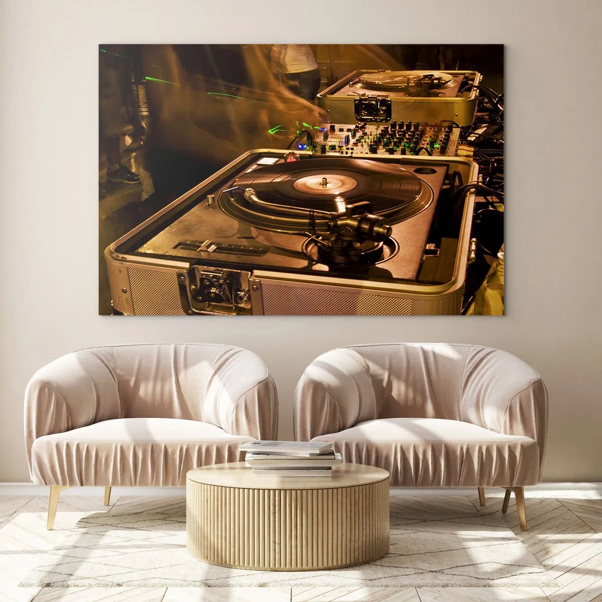Billede på glas - En pladespiller mod en festbaggrund med dynamiske lyseffekter - 70x50cm - Kan du mærke kraften? - Moderne vægdekoration til stue og soveværelse ARTTOR