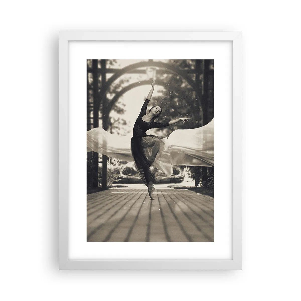 Plakat i hvid ramme - Dans i haven - 30x40 cm
