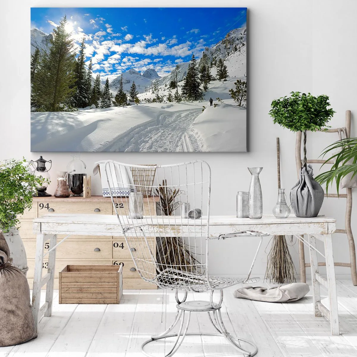 Lærredstryk - Billede på lærred - Vinterbjerglandskab med en skov og en sti i sneen - 70x50cm - I sne og solskin - Moderne vægdekoration til stue og soveværelse ARTTOR