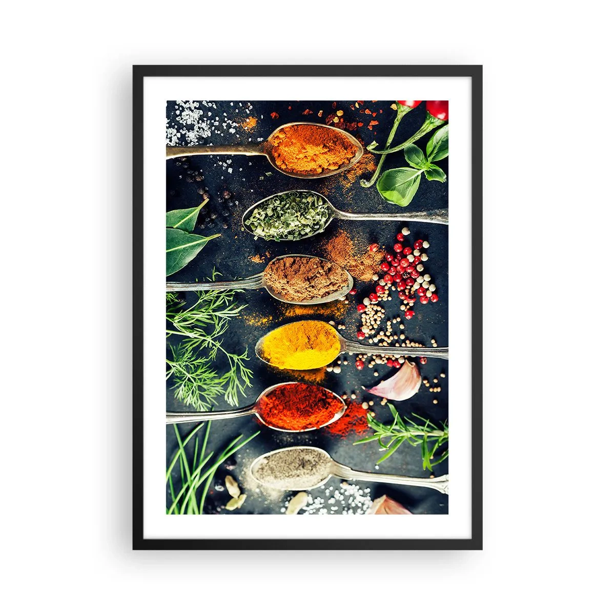 Plakat i sort ramme - Farverige krydderier og urter på metalskeer - 50x70cm - Kulinarisk magi - Moderne vægdekoration til stue og soveværelse ARTTOR