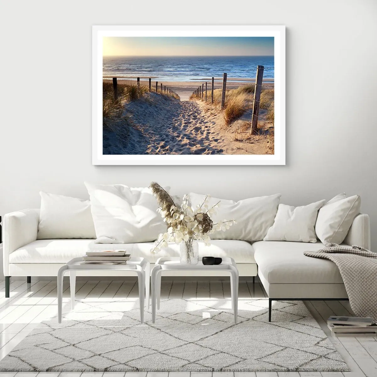 Plakat i hvid ramme - Havet brummer, fuglene synger, en vild strand midt i græsset.... - 50x40 cm