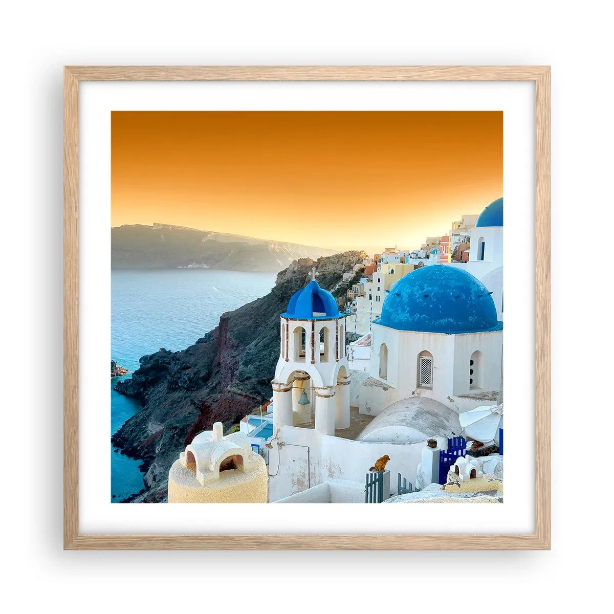 Plakat i ramme af lyst egetræ - Santorini - omfavnet af klipperne - 50x50 cm