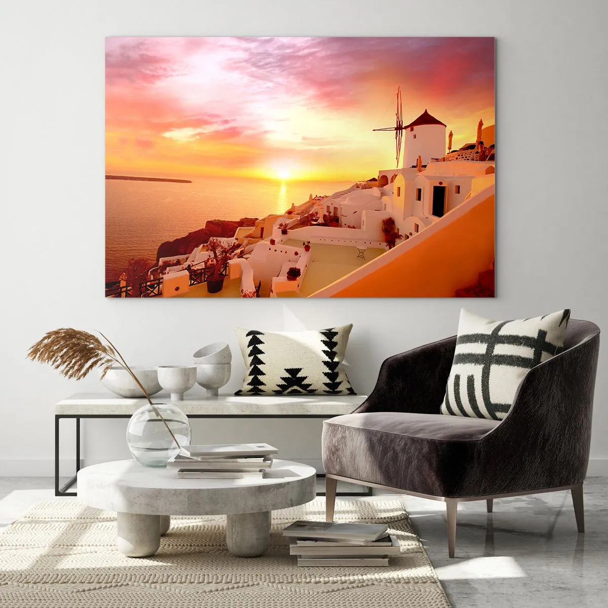 Billede på glas - Solnedgang over Santorini med hvide bygninger og en vindmølle - 70x50cm - Opløses i hvidt og guld - Moderne vægdekoration til stue og soveværelse ARTTOR