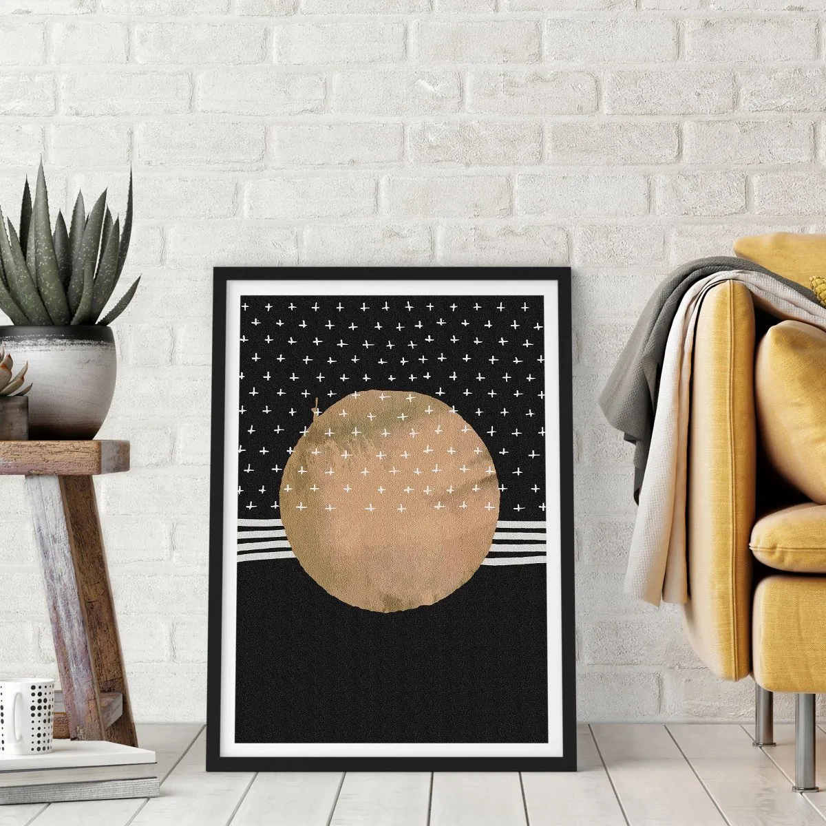 Plakat i sort ramme - Abstrakt gylden kugle på en sort baggrund med mønstre - 50x70cm - Komposition: galaksens flag - Moderne vægdekoration til stue og soveværelse ARTTOR