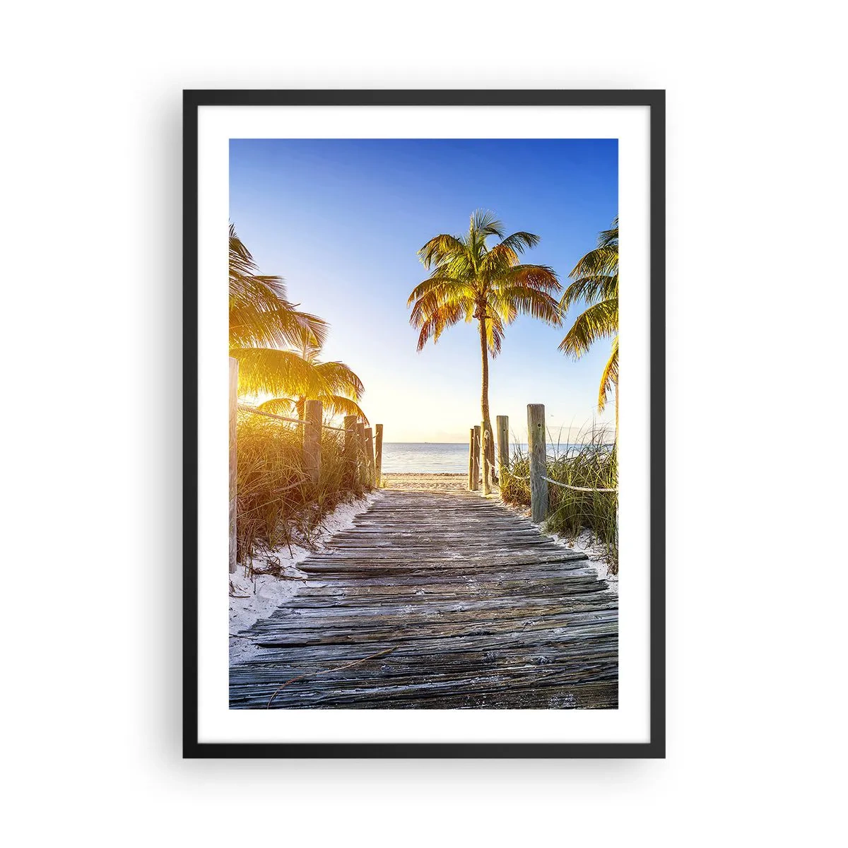 Plakat i sort ramme - Træsti til stranden med palmer i sollyset - 50x70cm - Direkte til paradis - Moderne vægdekoration til stue og soveværelse ARTTOR