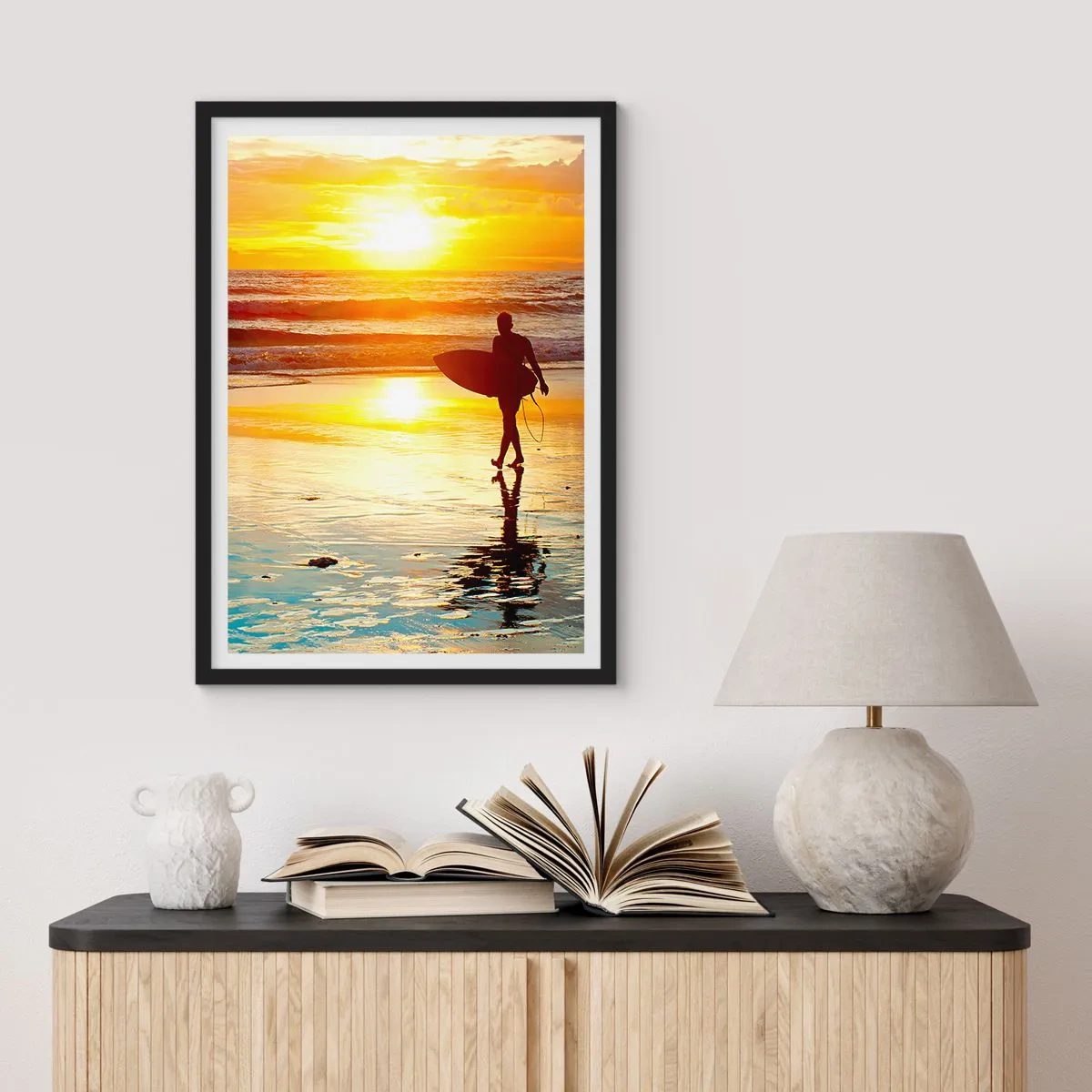 Plakat i sort ramme - Surfer går på stranden ved solnedgang - 50x70cm - Krigerens tilbagevenden - Moderne vægdekoration til stue og soveværelse ARTTOR