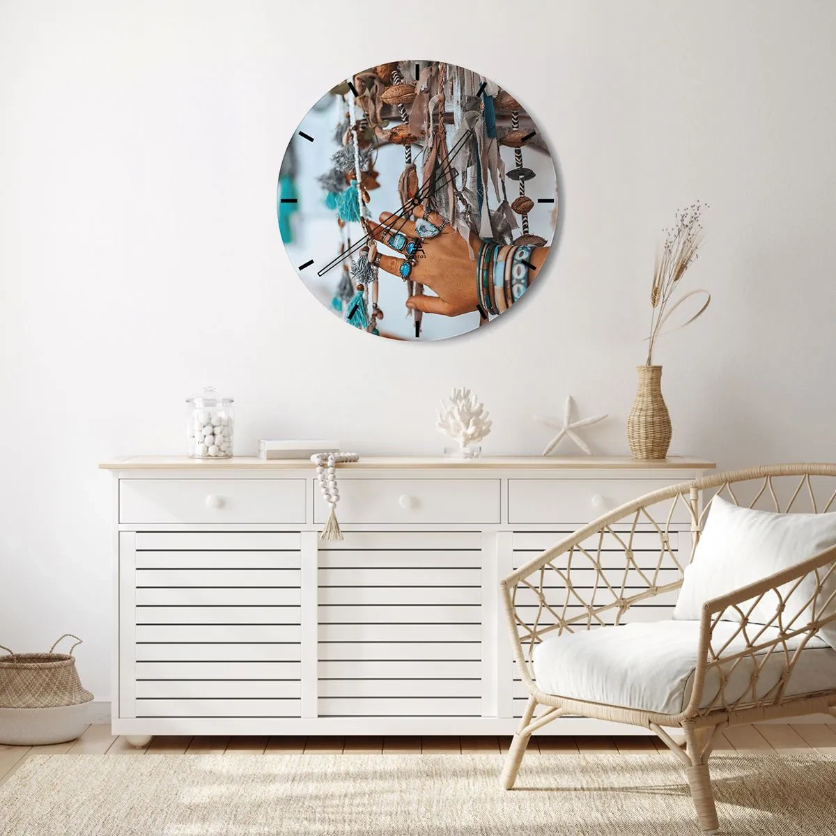 Vægur, Uret - En hånd dekoreret med smykker blandt bohemehåndværk - 30x30cm - Lokale skatte - Moderne vægdekoration til stue, køkken og soveværelse ARTTOR