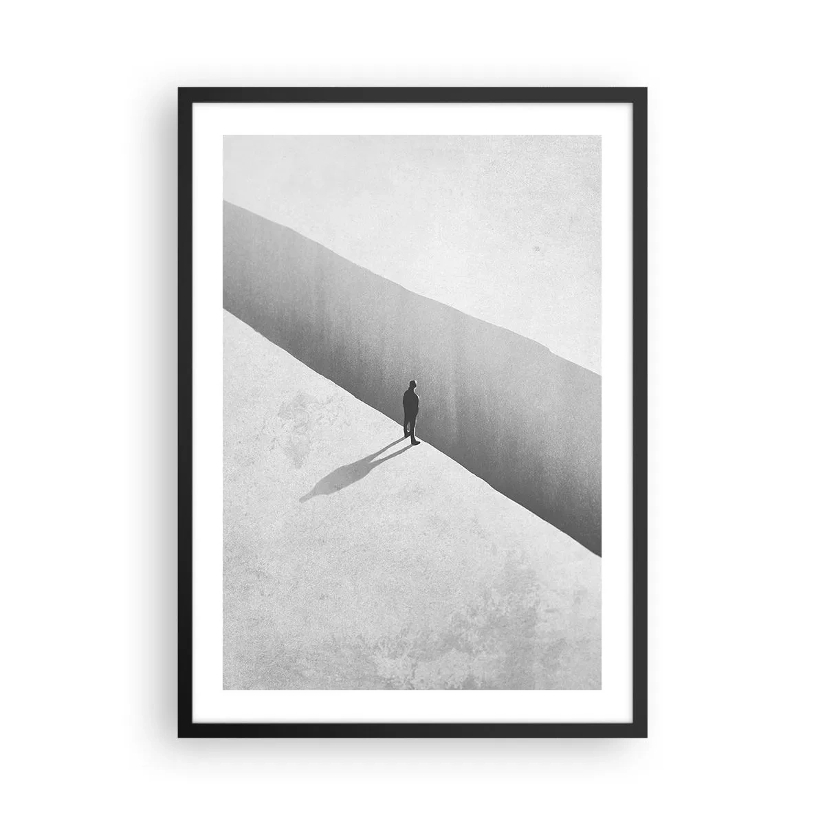 Plakat i sort ramme - En figur stående over en afgrund i en monokromatisk setting - 50x70cm - Lys destination - Moderne vægdekoration til stue og soveværelse ARTTOR