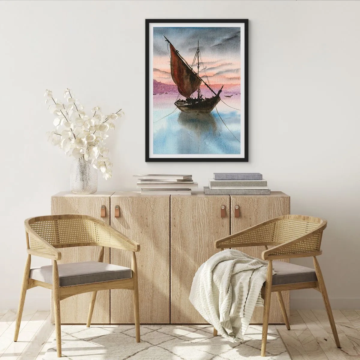 Plakat i sort ramme - Et sejlskib på roligt vand i solnedgangens lys - 50x70cm - Aften i havnen - Moderne vægdekoration til stue og soveværelse ARTTOR