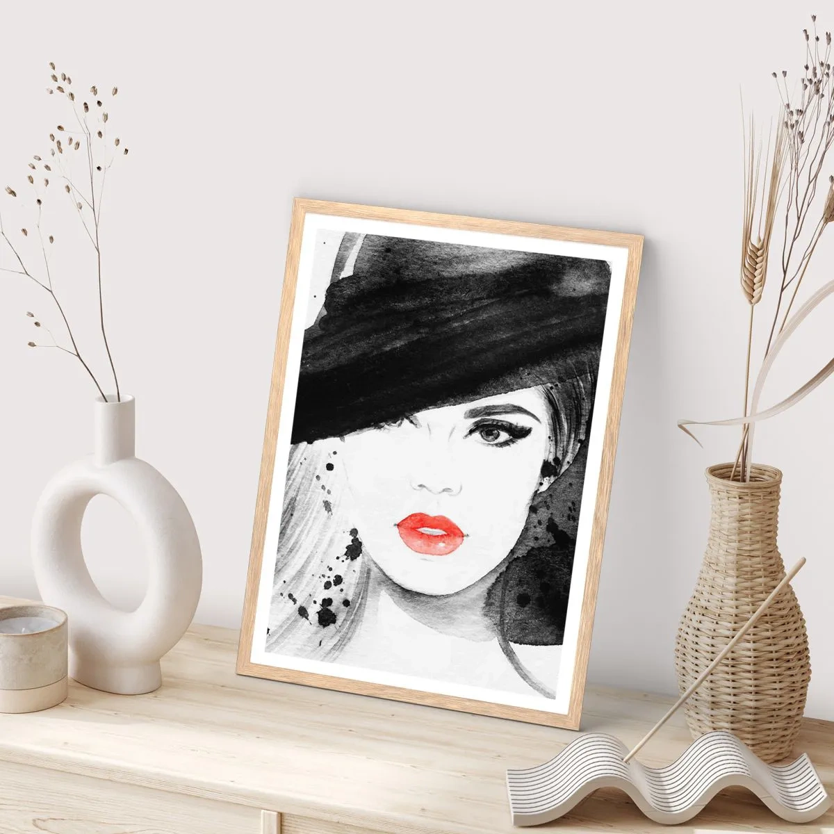 Plakat i ramme af lyst egetræ - Dame i sort - 30x40 cm