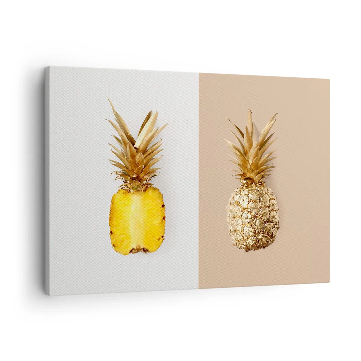 Lærredstryk - Billede på lærred - Halvdelen af en frisk, gylden ananas på en kontrasterende baggrund - 70x50cm - Ananas til os - Moderne vægdekoration til stue og soveværelse ARTTOR