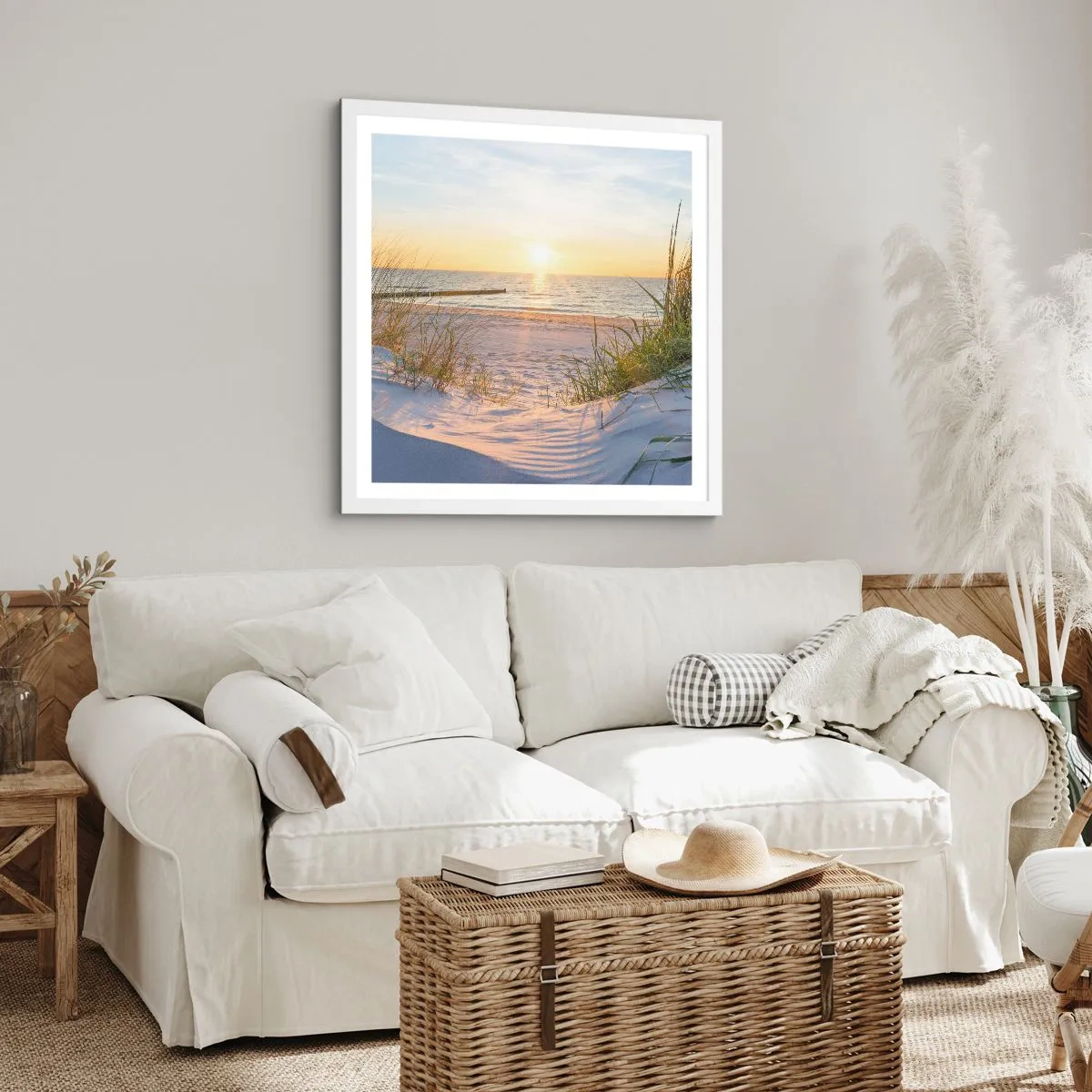 Plakat i hvid ramme - Havet brummer, fuglene synger, en vild strand midt i græsset.... - 50x50 cm