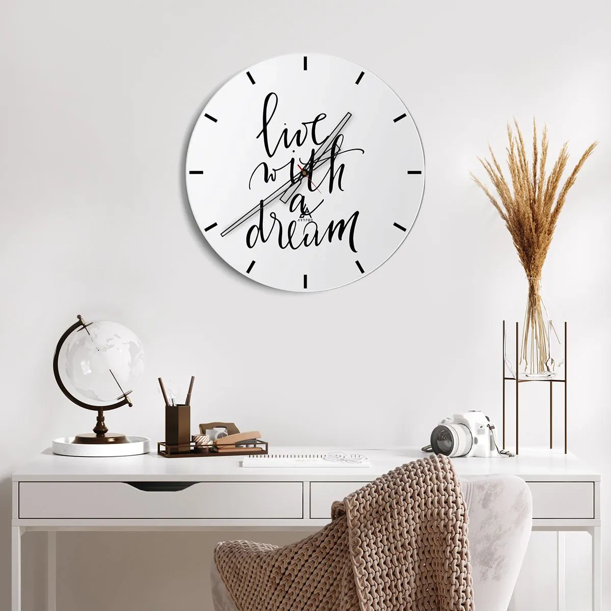 Vægur, Uret - Minimalistisk skrift i sort på hvid baggrund - 30x30cm - Of course - Moderne vægdekoration til stue, køkken og soveværelse ARTTOR