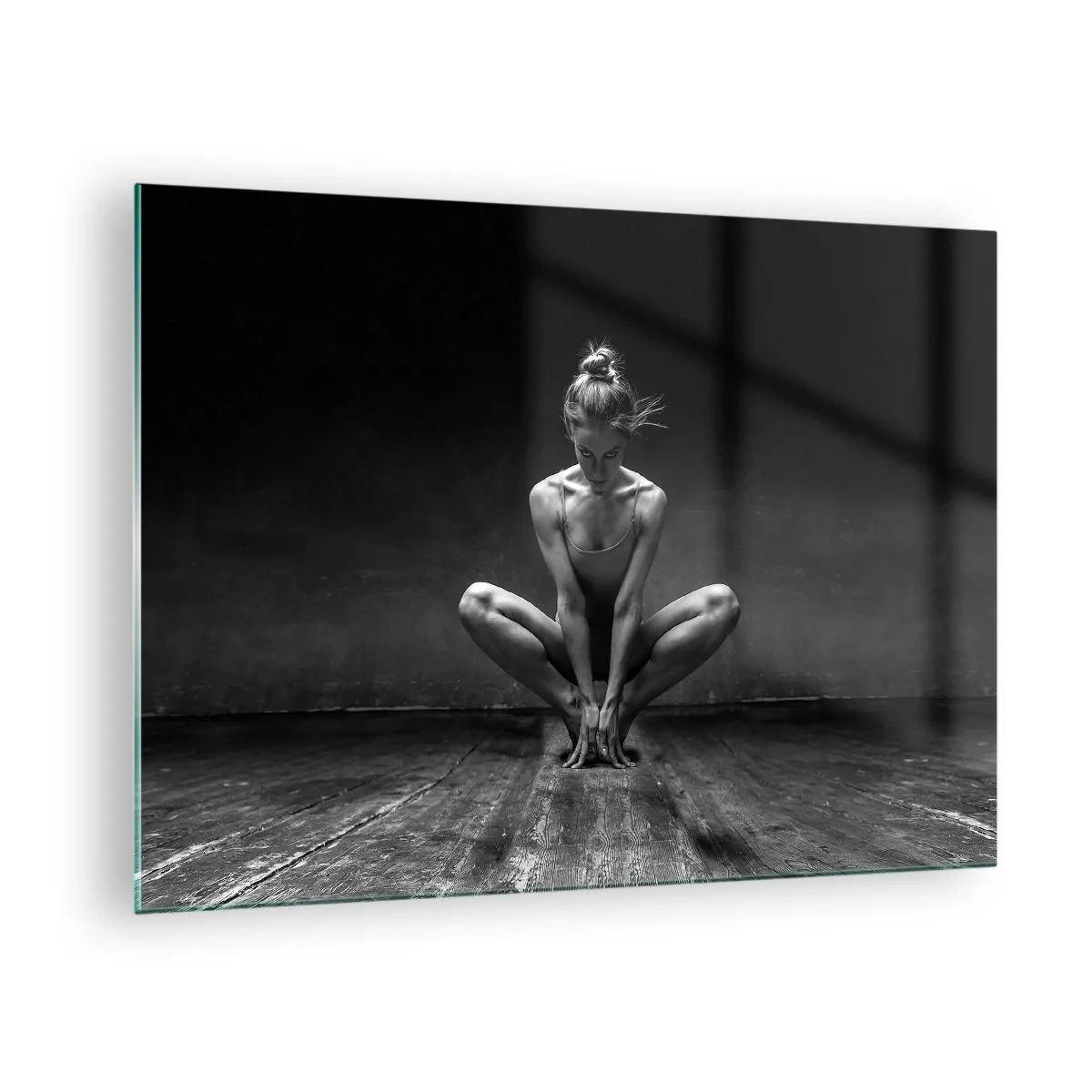 Billede på glas - En danser i balletstilling på et trægulv - 70x50cm - Fokuseret danseenergi - Moderne vægdekoration til stue og soveværelse ARTTOR