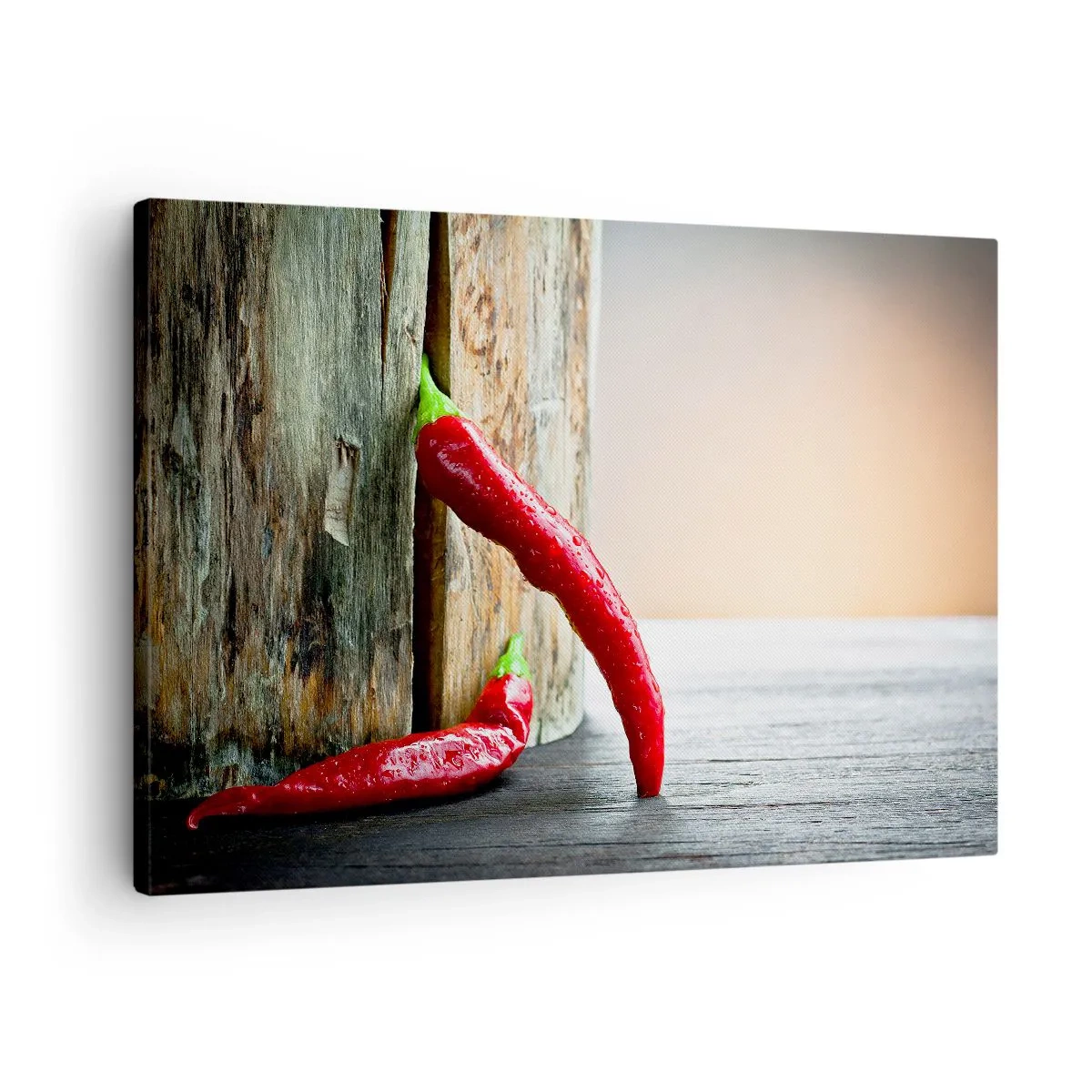 Lærredstryk - Billede på lærred - To røde chilipeber på en træbaggrund med en rustik accent - 70x50cm - Red hot chili peppers - Moderne vægdekoration til stue og soveværelse ARTTOR