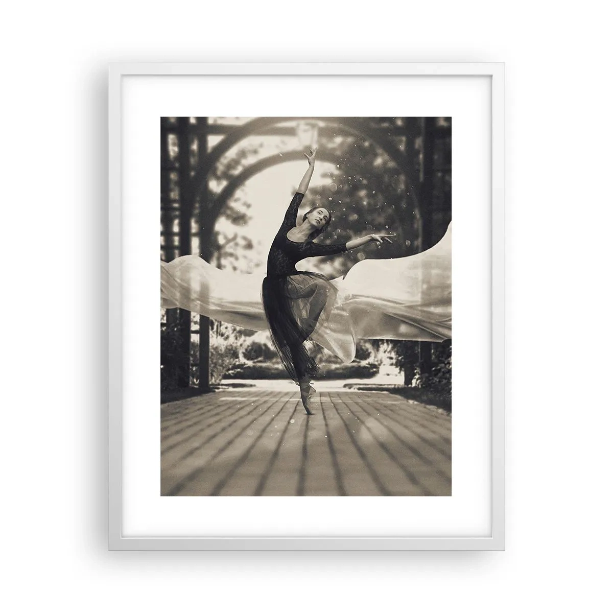 Plakat i hvid ramme - Dans i haven - 40x50 cm