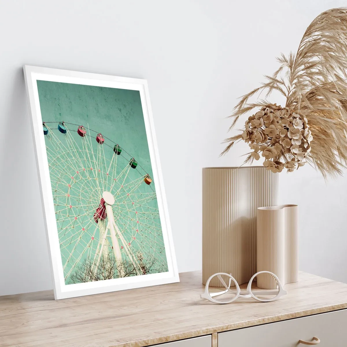 Plakat i hvid ramme - Vi inviterer dig til at lege - 40x50 cm