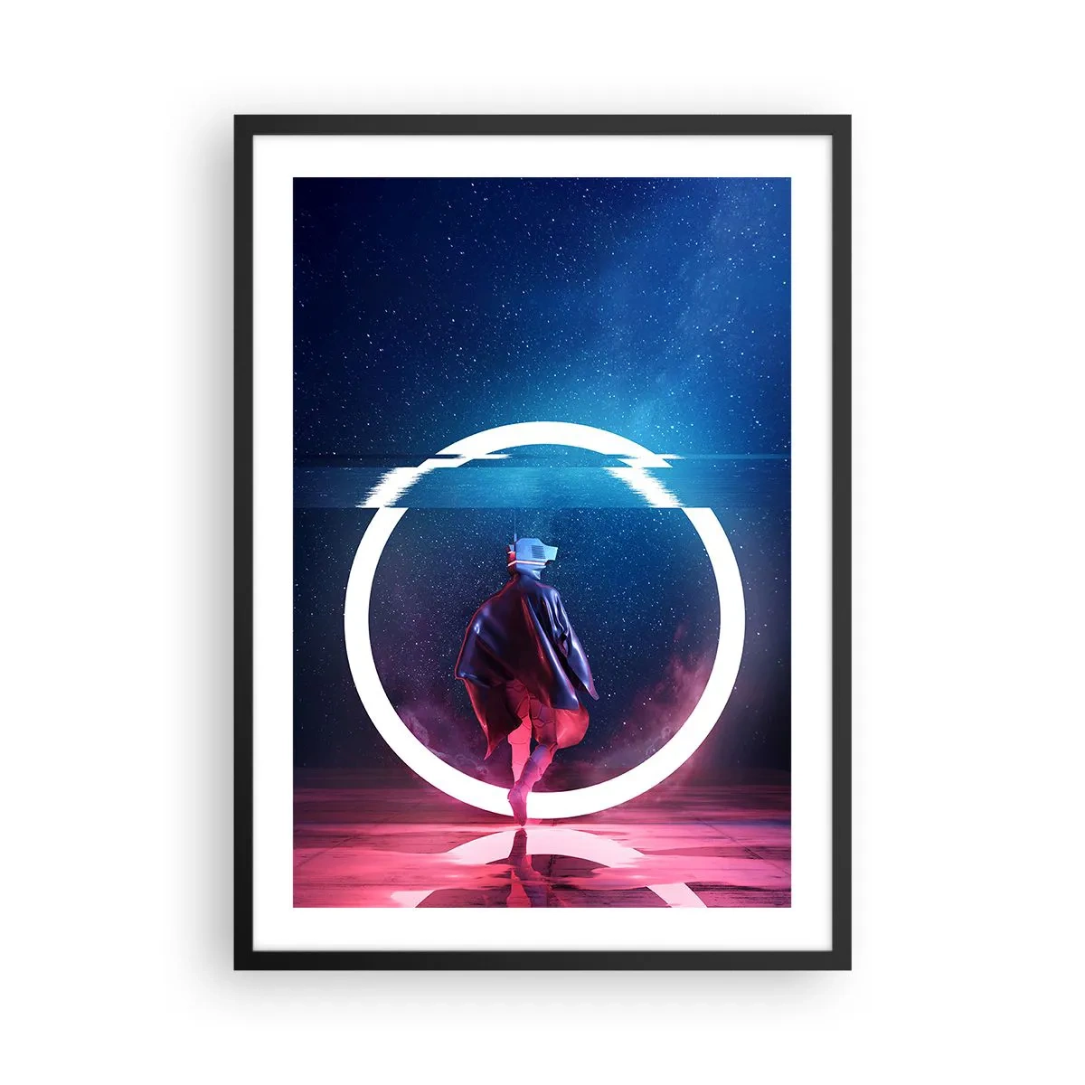 Plakat i sort ramme - En figur i et futuristisk outfit og VR-briller mod en baggrund af en lyscirkel - 50x70cm - Mellem verdener - Moderne vægdekoration til stue og soveværelse ARTTOR