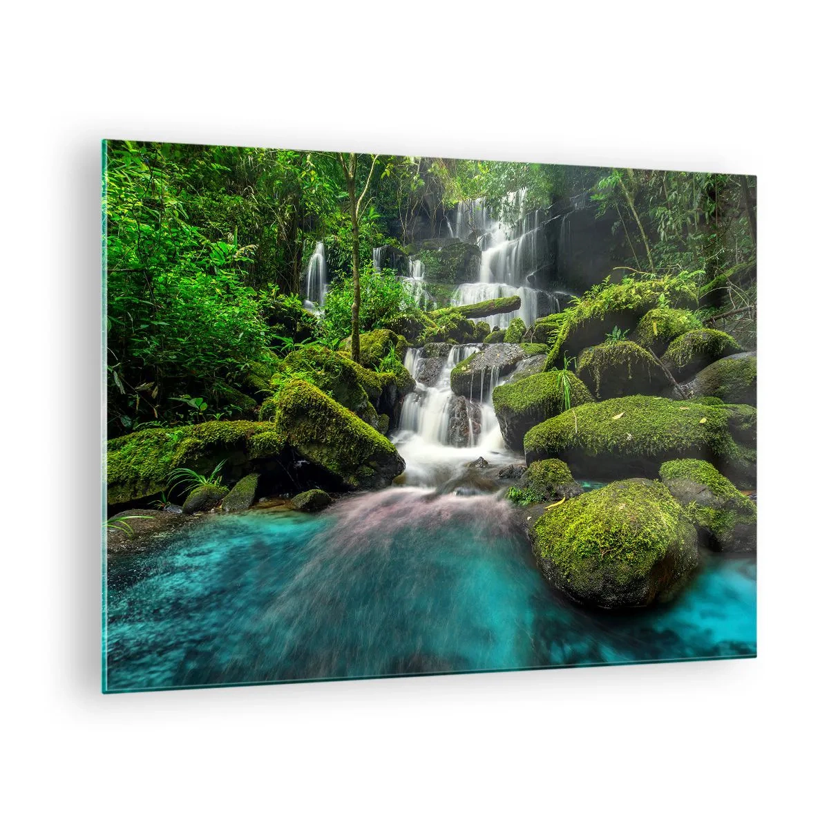 Billede på glas - Et eksotisk vandfald omgivet af frodigt grønt og turkisblåt vand - 70x50cm - Turkis, safirer og flydende sølv - Moderne vægdekoration til stue og soveværelse ARTTOR