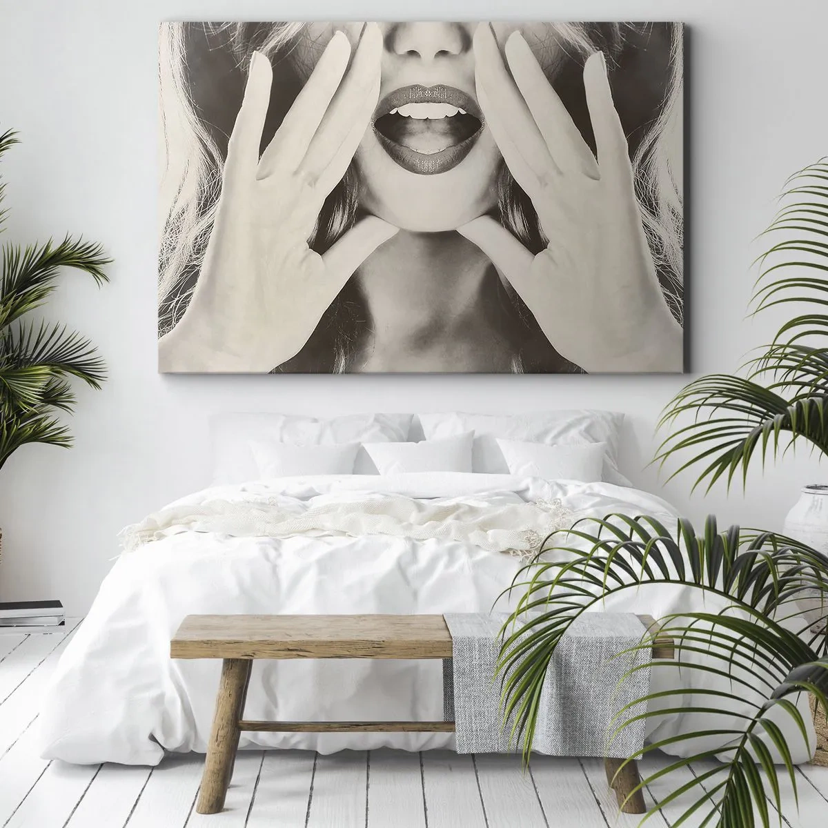 Lærredstryk - Billede på lærred - Sort-hvidt portræt af en kvinde med udtryksfulde læber og hænder - 70x50cm - Jeg er på vej! - Moderne vægdekoration til stue og soveværelse ARTTOR