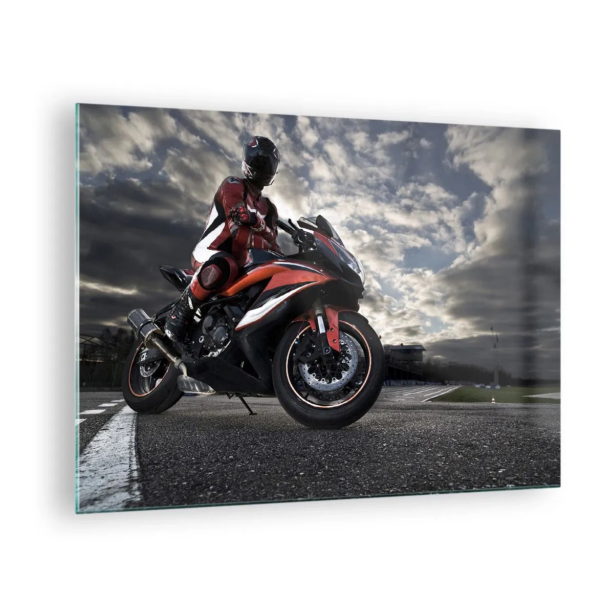 Billede på glas - En motorcyklist på en racerbane under en stormfuld himmel - 70x50cm - Mørkets rytter - Moderne vægdekoration til stue og soveværelse ARTTOR