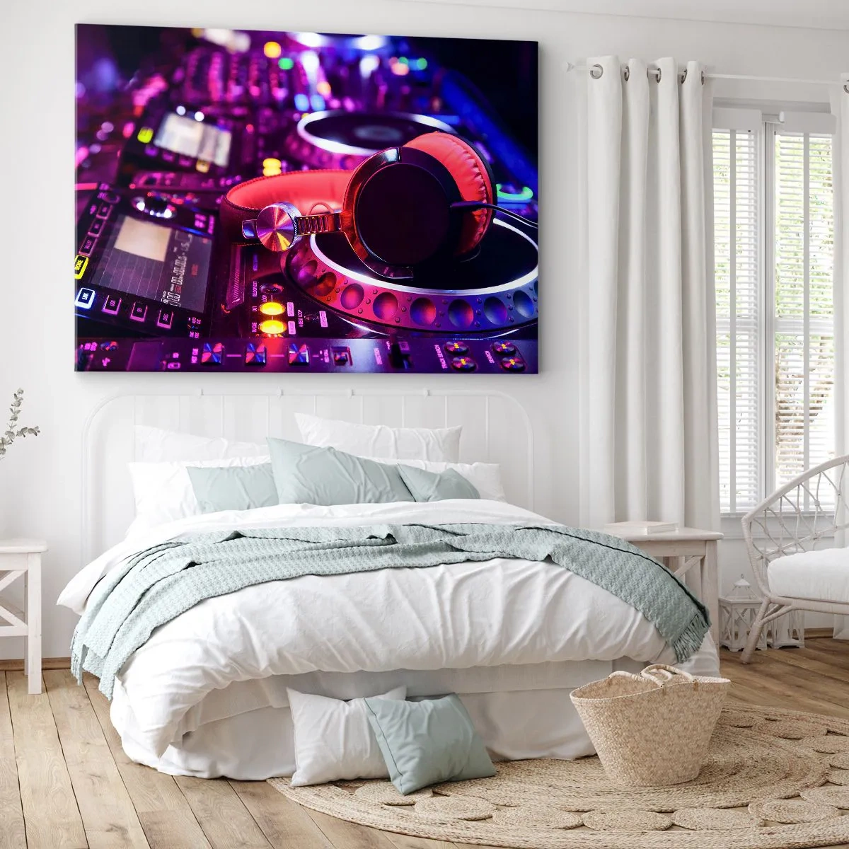 Lærredstryk - Billede på lærred - DJ-hovedtelefoner på en konsol med neonbelysning - 70x50cm - Før det sjove begynder - Moderne vægdekoration til stue og soveværelse ARTTOR