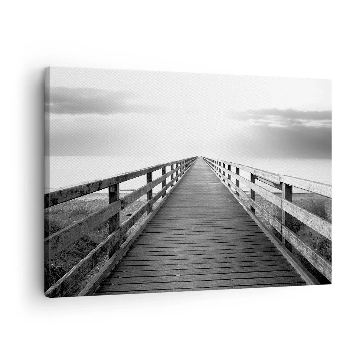 Lærredstryk - Billede på lærred - Et sort-hvidt billede af en træbro, der fører mod horisonten. - 70x50cm - Ind i det fjerne… - Moderne vægdekoration til stue og soveværelse ARTTOR