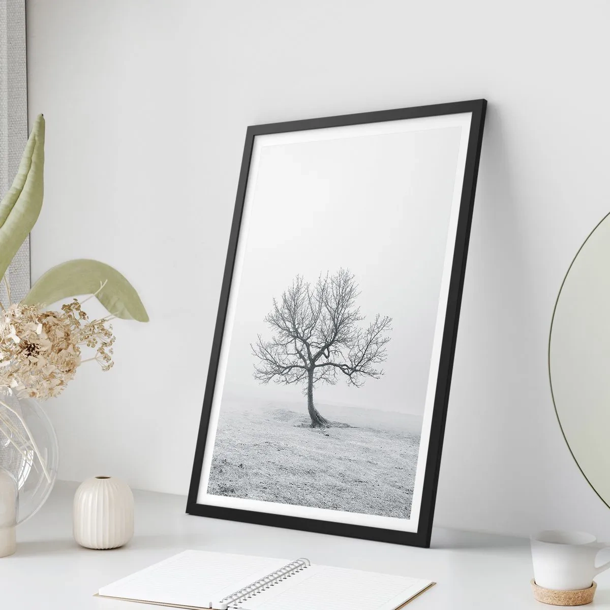 Plakat i sort ramme - Et minimalistisk landskab med et ensomt træ i vinteromgivelser. - 50x70cm - Mod intetheden - Moderne vægdekoration til stue og soveværelse ARTTOR