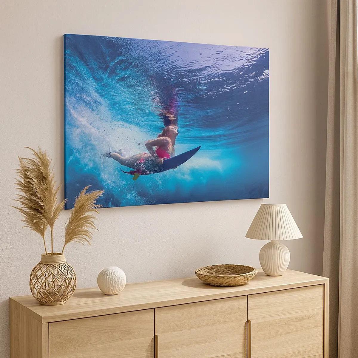 Lærredstryk - Billede på lærred - En surfer under vandet i en dynamisk komposition i blå nuancer. - 70x50cm - Dybden af glæde - Moderne vægdekoration til stue og soveværelse ARTTOR