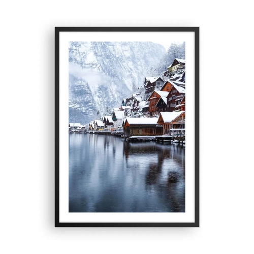 Plakat i sort ramme - Vinterlandskab i en bjerglandsby ved søen - 50x70cm - I en vinterdekoration - Moderne vægdekoration til stue og soveværelse ARTTOR