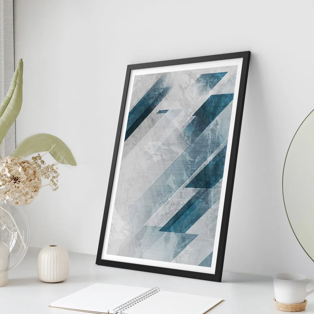 Plakat i sort ramme - Geometri i nuancer af blå og grå - 50x70cm - Rumlig komposition - bevægelse af gråtoner - Moderne vægdekoration til stue og soveværelse ARTTOR