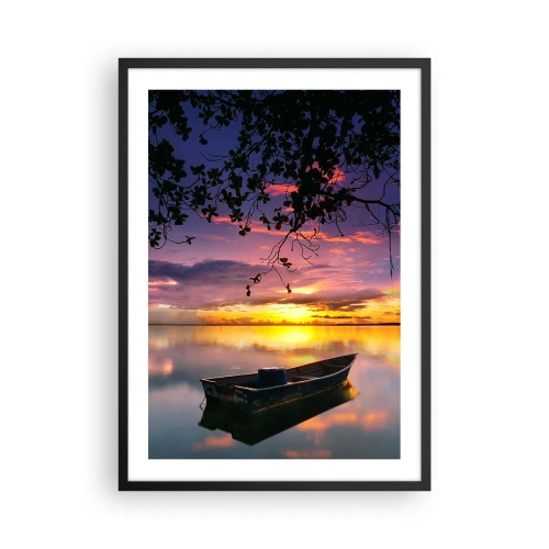 Plakat i sort ramme - En båd på en rolig sø ved solnedgang - 50x70cm - "Det ser ud til, at du hænger midt på himlen..." - Moderne vægdekoration til stue og soveværelse ARTTOR