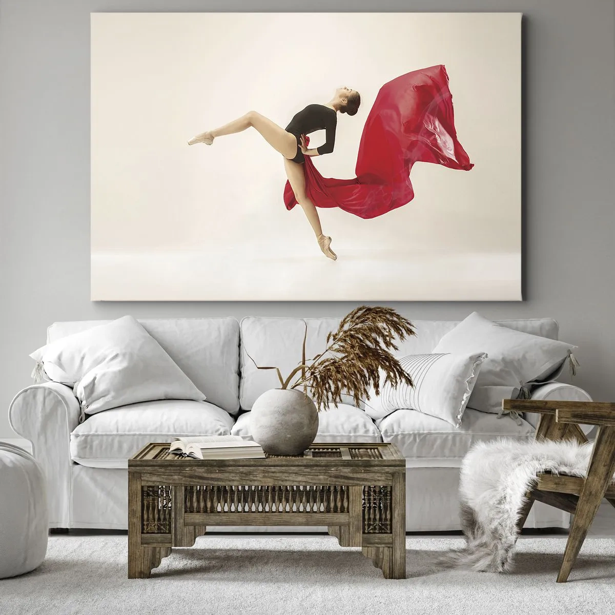 Lærredstryk - Billede på lærred - En dynamisk danser i et sort outfit og rødt stof i bevægelse. - 70x50cm - Rød og sort - Moderne vægdekoration til stue og soveværelse ARTTOR