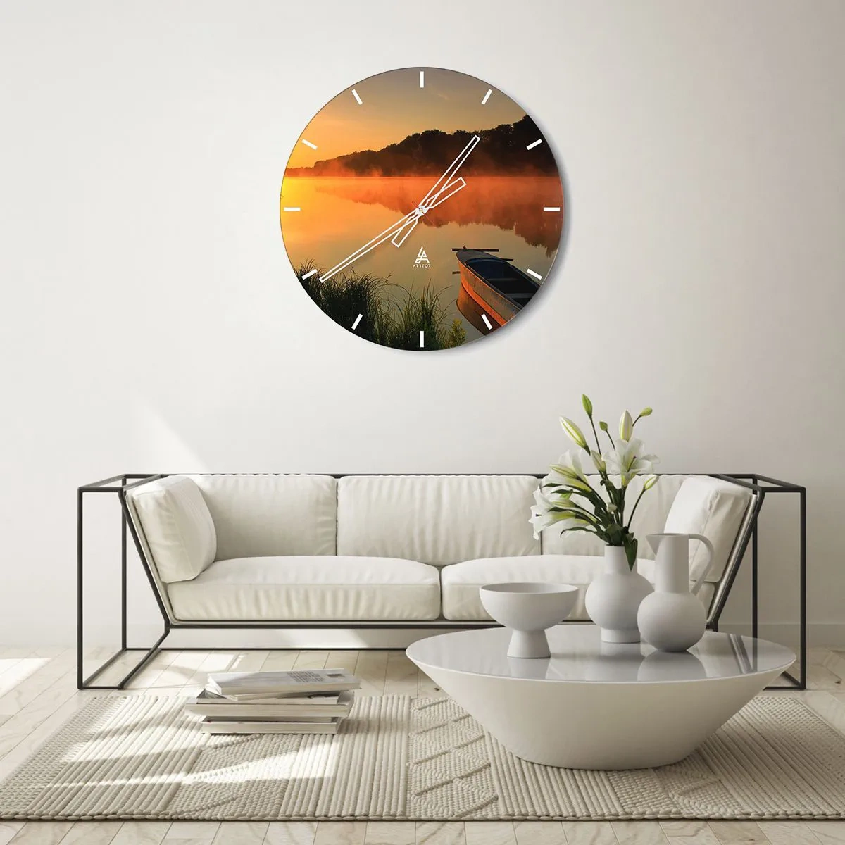 Vægur, Uret - En båd på en sø om morgenen omgivet af tåge - 30x30cm - Solopgang over vand som en spejlplade - Moderne vægdekoration til stue, køkken og soveværelse ARTTOR