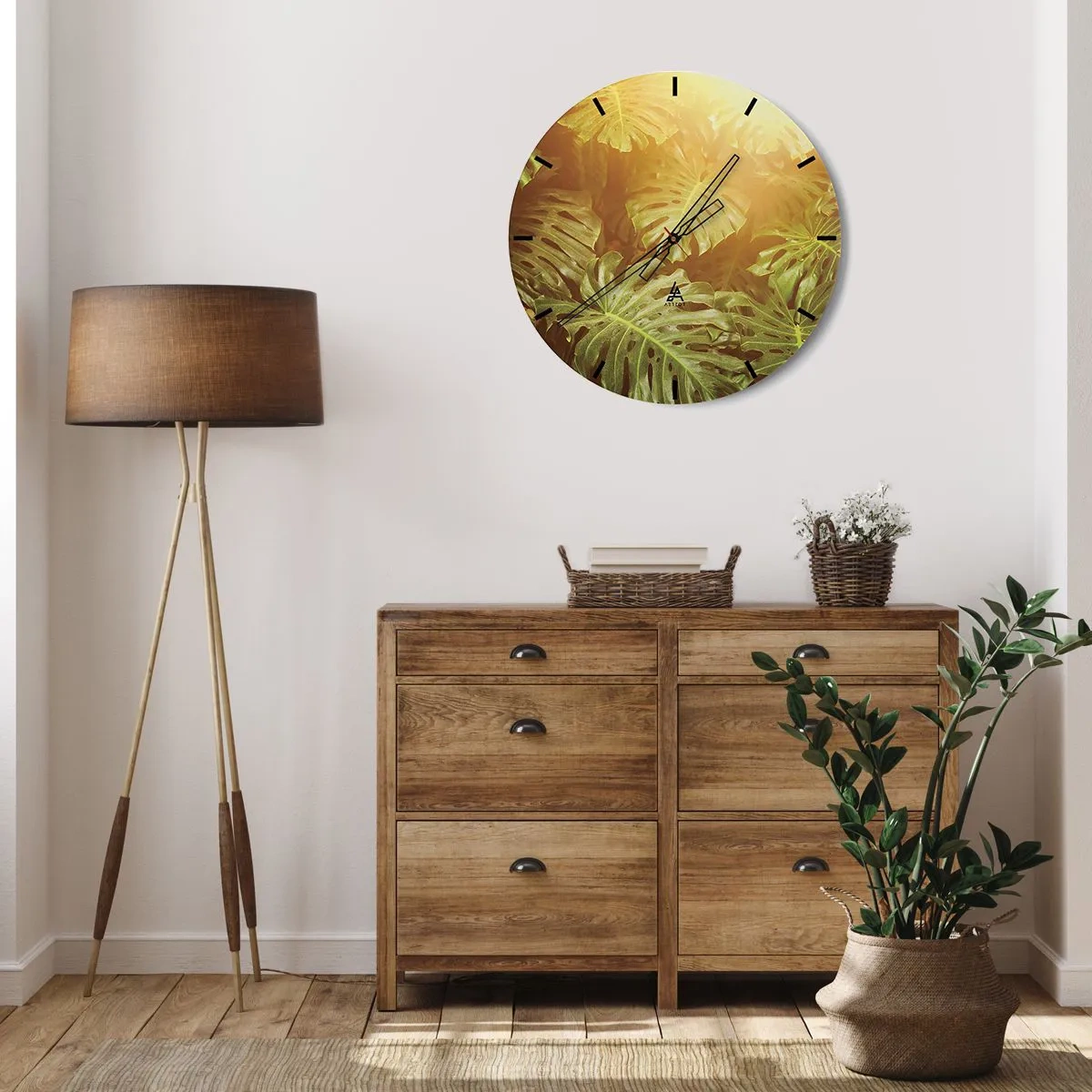 Vægur, Uret - Monstera blade i lyset af den nedgående sol - 30x30cm - Træd ind i det grønne... - Moderne vægdekoration til stue, køkken og soveværelse ARTTOR