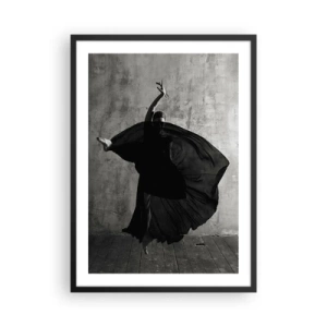 Plakat i sort ramme - Et sort-hvidt billede af en danser i dynamisk bevægelse mod en rå væg. - 50x70cm - Passioneret bælte - Moderne vægdekoration til stue og soveværelse ARTTOR