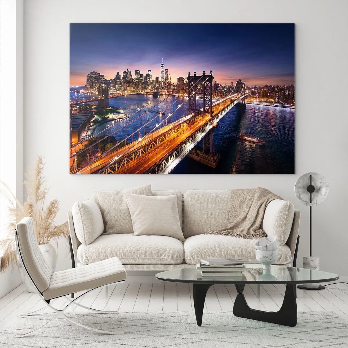Billede på glas - Broen mod baggrunden af aftenens bypanorama med oplyste skyskrabere - 70x50cm - En lysende bro til hjertet af byen - Moderne vægdekoration til stue og soveværelse ARTTOR