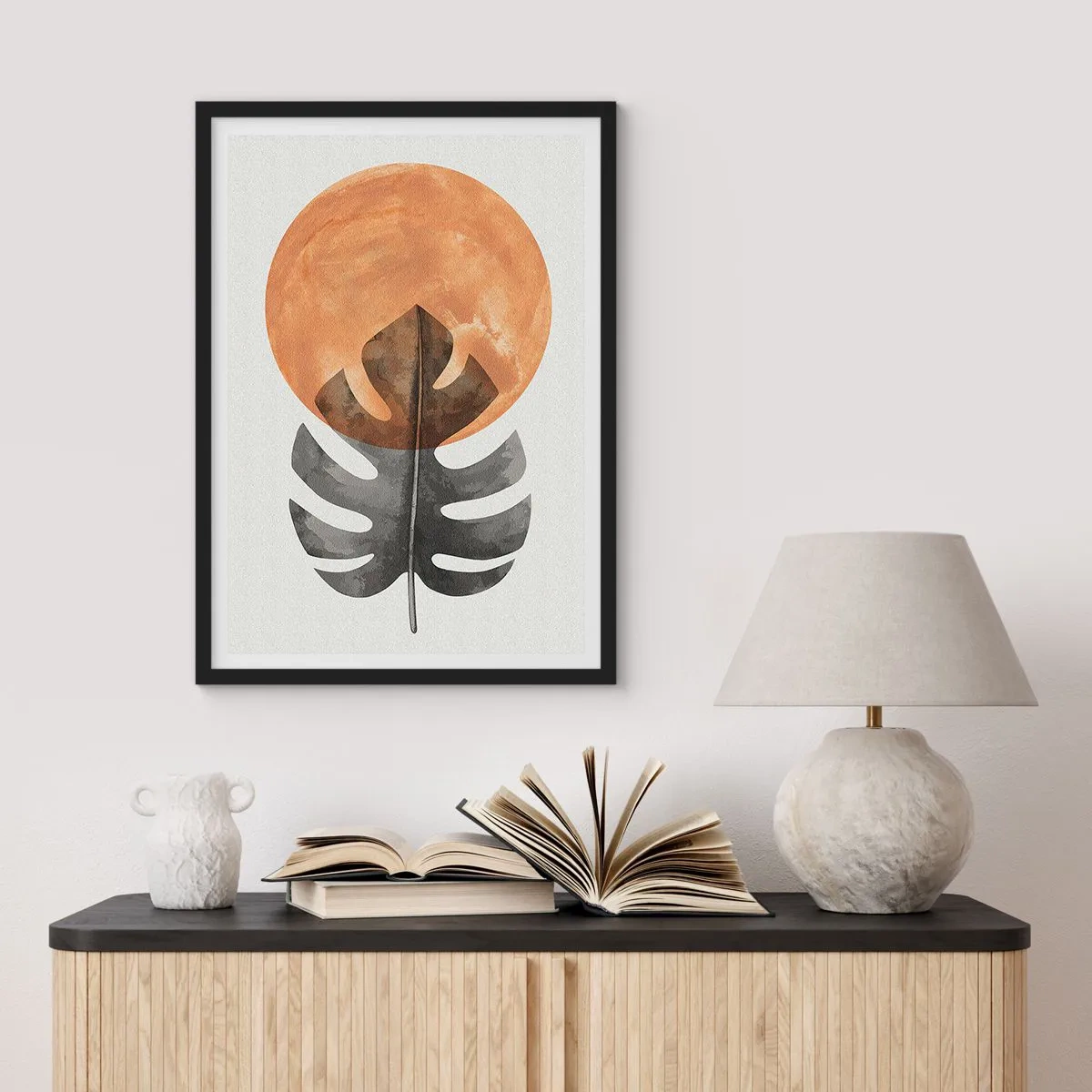 Plakat i sort ramme - Et monsterablad mod en varm orange cirkel - 50x70cm - Altid solen - Moderne vægdekoration til stue og soveværelse ARTTOR