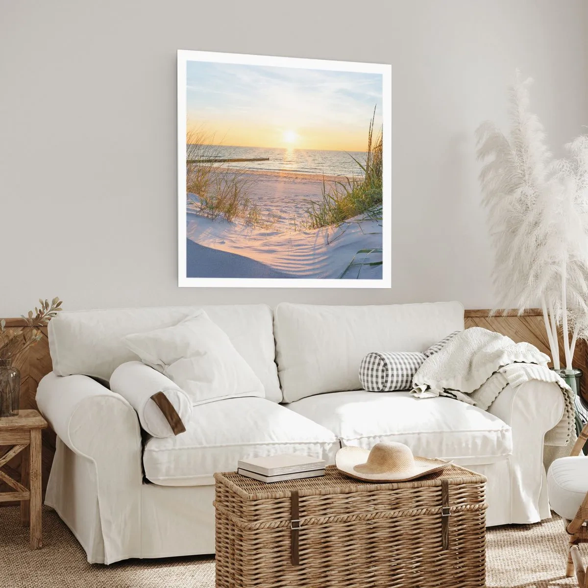Plakat - Havet brummer, fuglene synger, en vild strand midt i græsset.... - 60x60 cm