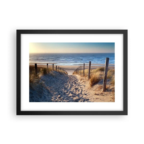 Plakat i sort ramme - Havet brummer, fuglene synger, en vild strand midt i græsset.... - 40x30 cm