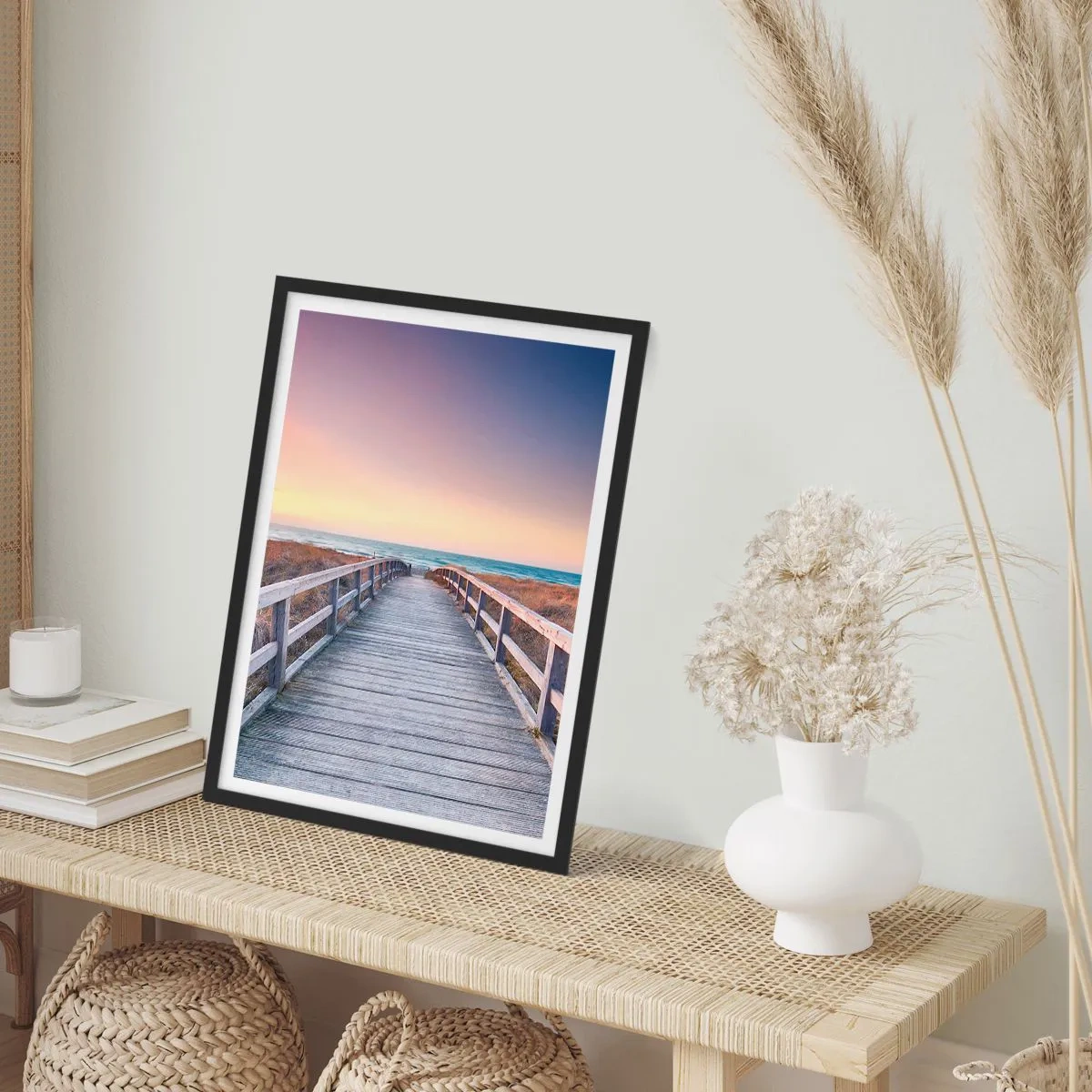 Plakat i sort ramme - En træbro, der fører til havet ved solnedgang - 50x70cm - Baltisk aften aura - Moderne vægdekoration til stue og soveværelse ARTTOR