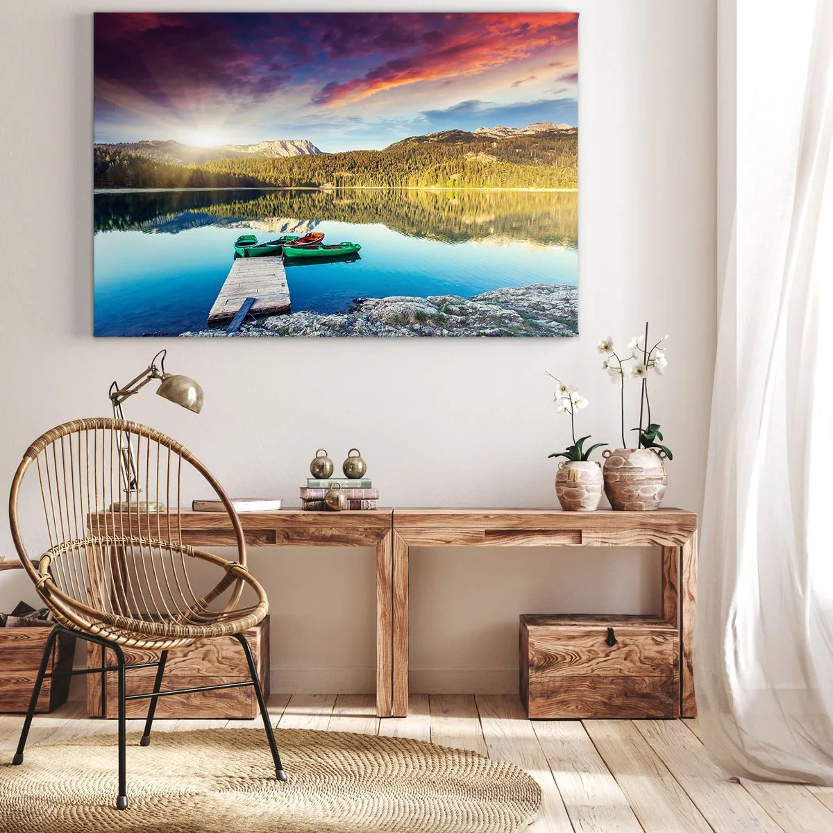 Lærredstryk - Billede på lærred - Solnedgang over søen med både ved molen - 70x50cm - Over vand så glat som et spejl - Moderne vægdekoration til stue og soveværelse ARTTOR