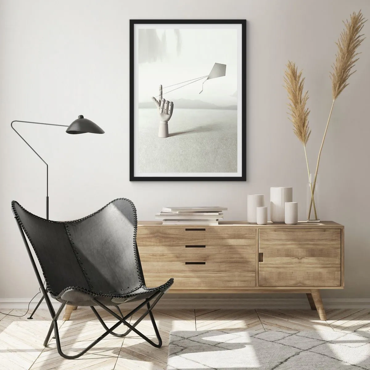 Plakat i sort ramme - En træhånd med en drage mod en lys baggrund - 50x70cm - Styrkeprøve - Moderne vægdekoration til stue og soveværelse ARTTOR