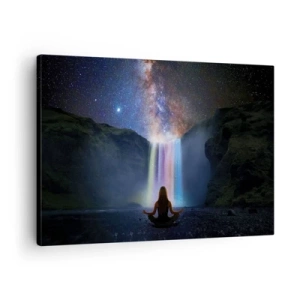 Lærredstryk - Billede på lærred - Meditation foran et vandfald blandt stjernerne - 70x50cm - Absolut harmoni - Moderne vægdekoration til stue og soveværelse ARTTOR